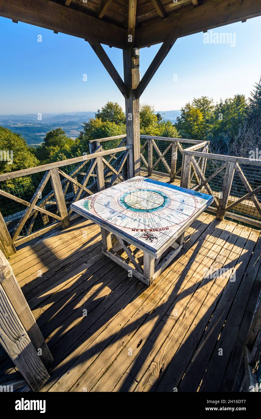 Tour en bois et table d'orientation du Mont Saint Rigaud, Haut Beaujolais Banque D'Images