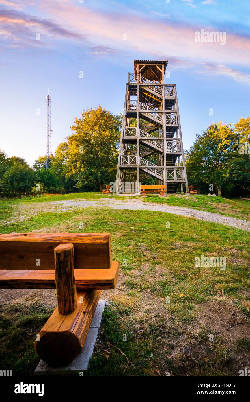 Tour en bois et table d'orientation du Mont Saint Rigaud, Haut Beaujolais Banque D'Images