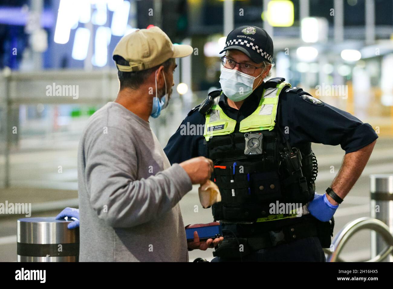 Melbourne, Australie.16 octobre 2021.La police est vue interroger les membres du public pendant le couvre-feu de la CDB.Le premier ministre Daniel Andrews annonce un nouvel assouplissement des restrictions, dans un contexte de pression intense de la Nouvelle-Galles du Sud et de sondages internes montrant une forte baisse du soutien.Crédit : Dave Helison/Speed Media/Alamy Live News Banque D'Images