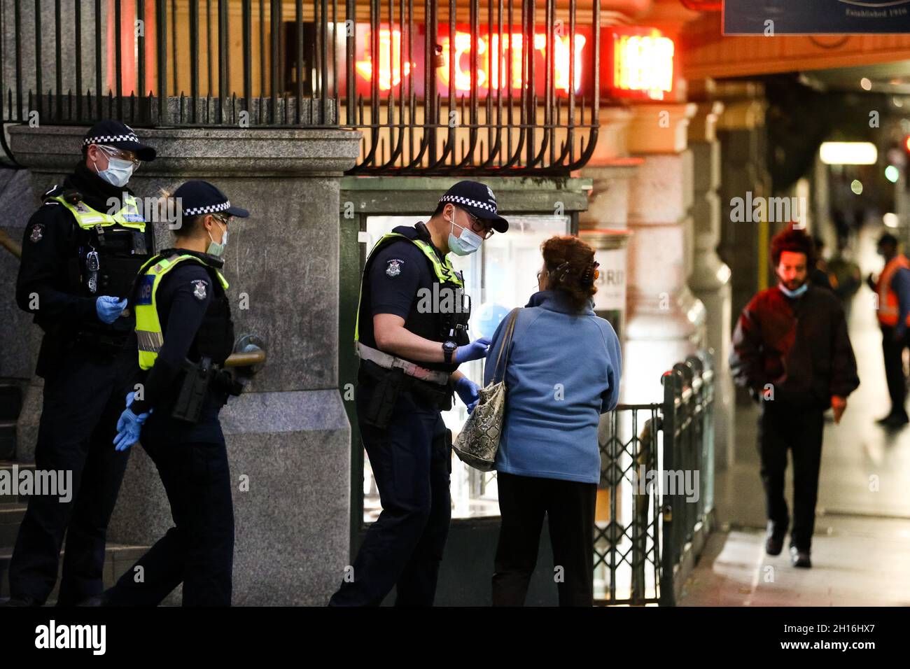 Melbourne, Australie.16 octobre 2021.La police est vue interroger les membres du public pendant le couvre-feu de la CDB.Le premier ministre Daniel Andrews annonce un nouvel assouplissement des restrictions, dans un contexte de pression intense de la Nouvelle-Galles du Sud et de sondages internes montrant une forte baisse du soutien.Crédit : Dave Helison/Speed Media/Alamy Live News Banque D'Images