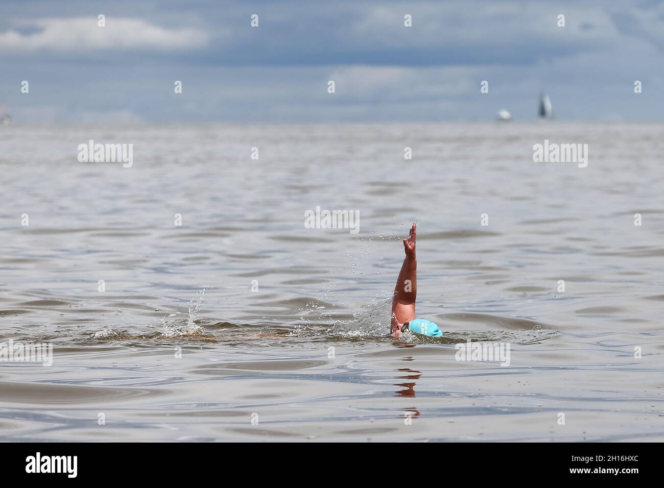 Melbourne, Australie.17 octobre 2021.Une femme est vue nager pendant le plus long verrouillage du monde à St Kilda.Le premier ministre Daniel Andrews a annoncé aujourd'hui un nouvel assouplissement des restrictions, dans un contexte de pression intense de la Nouvelle-Galles du Sud et de sondages internes montrant une forte baisse du soutien.Crédit : Dave Helison/Speed Media/Alamy Live News Banque D'Images