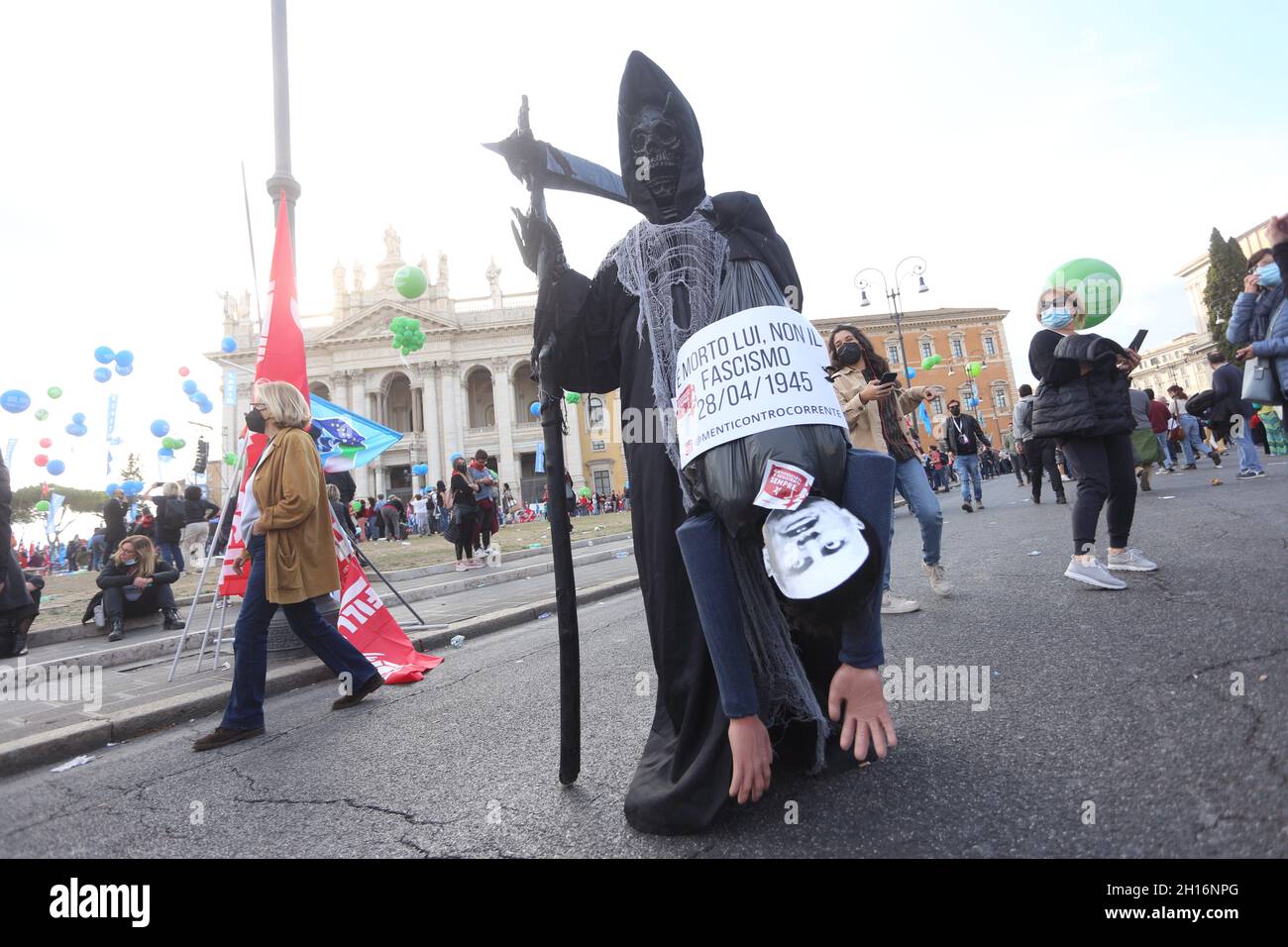 Rome Italie.16 octobre 2021.Un homme déguisé en mort lors de la manifestation antifasciste sur la Piazza San Giovanni marche en traînant une marionnette avec le visage du dictateur Benito Mussolini et les mots « il est mort, pas le fascisme » Banque D'Images