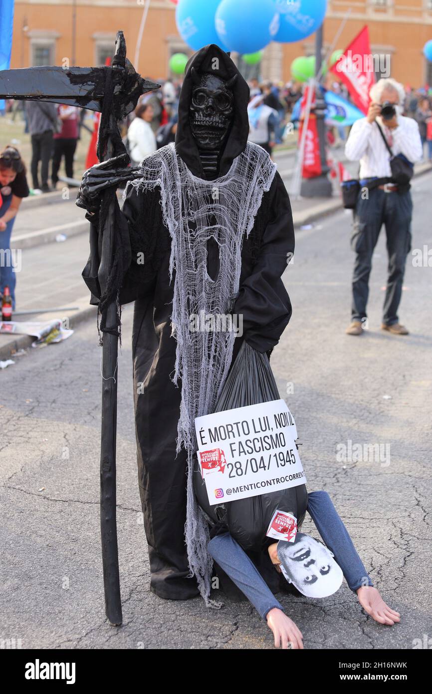 Rome Italie.16 octobre 2021.Un homme déguisé en mort lors de la manifestation antifasciste sur la Piazza San Giovanni marche en traînant une marionnette avec le visage du dictateur Benito Mussolini et les mots « il est mort, pas le fascisme » Banque D'Images
