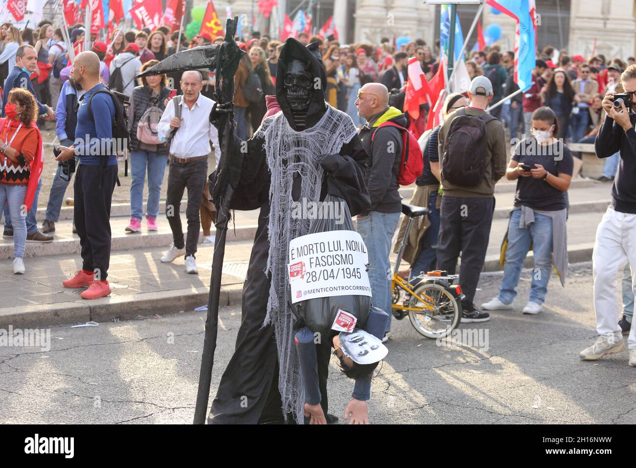 Rome Italie.16 octobre 2021.Un homme déguisé en mort lors de la manifestation antifasciste sur la Piazza San Giovanni marche en traînant une marionnette avec le visage du dictateur Benito Mussolini et les mots « il est mort, pas le fascisme » Banque D'Images