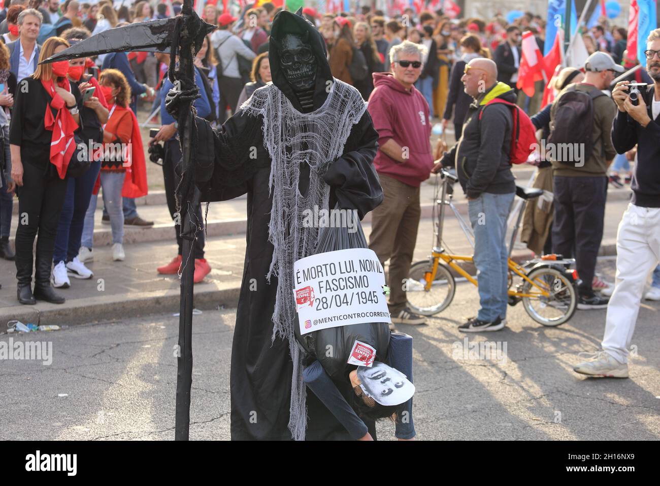Rome Italie.16 octobre 2021.Un homme déguisé en mort lors de la manifestation antifasciste sur la Piazza San Giovanni marche en traînant une marionnette avec le visage du dictateur Benito Mussolini et les mots « il est mort, pas le fascisme » Banque D'Images