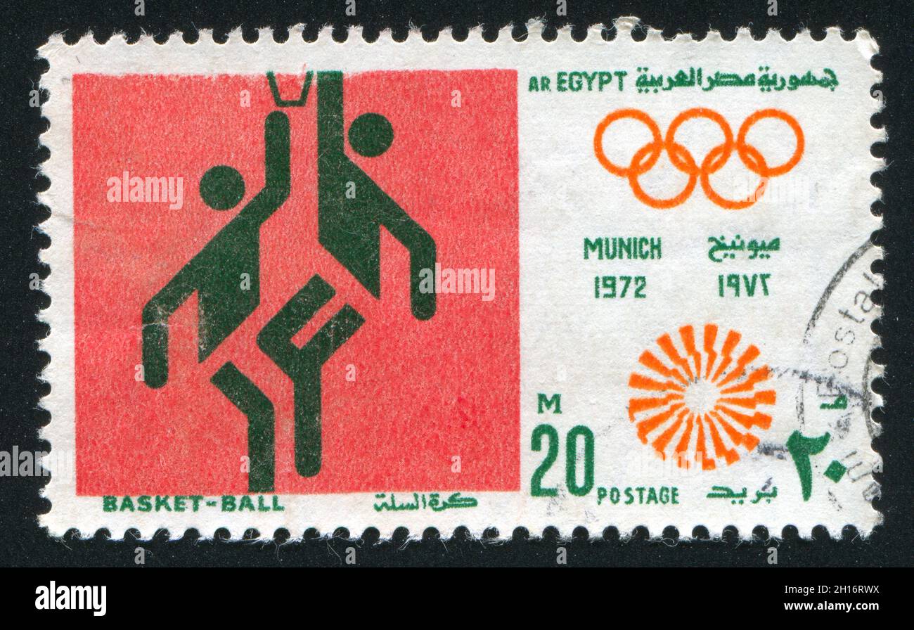 ÉGYPTE - VERS 1972 : timbre imprimé par l'Égypte, montre Basketball, emblème olympique, vers 1972 Banque D'Images
