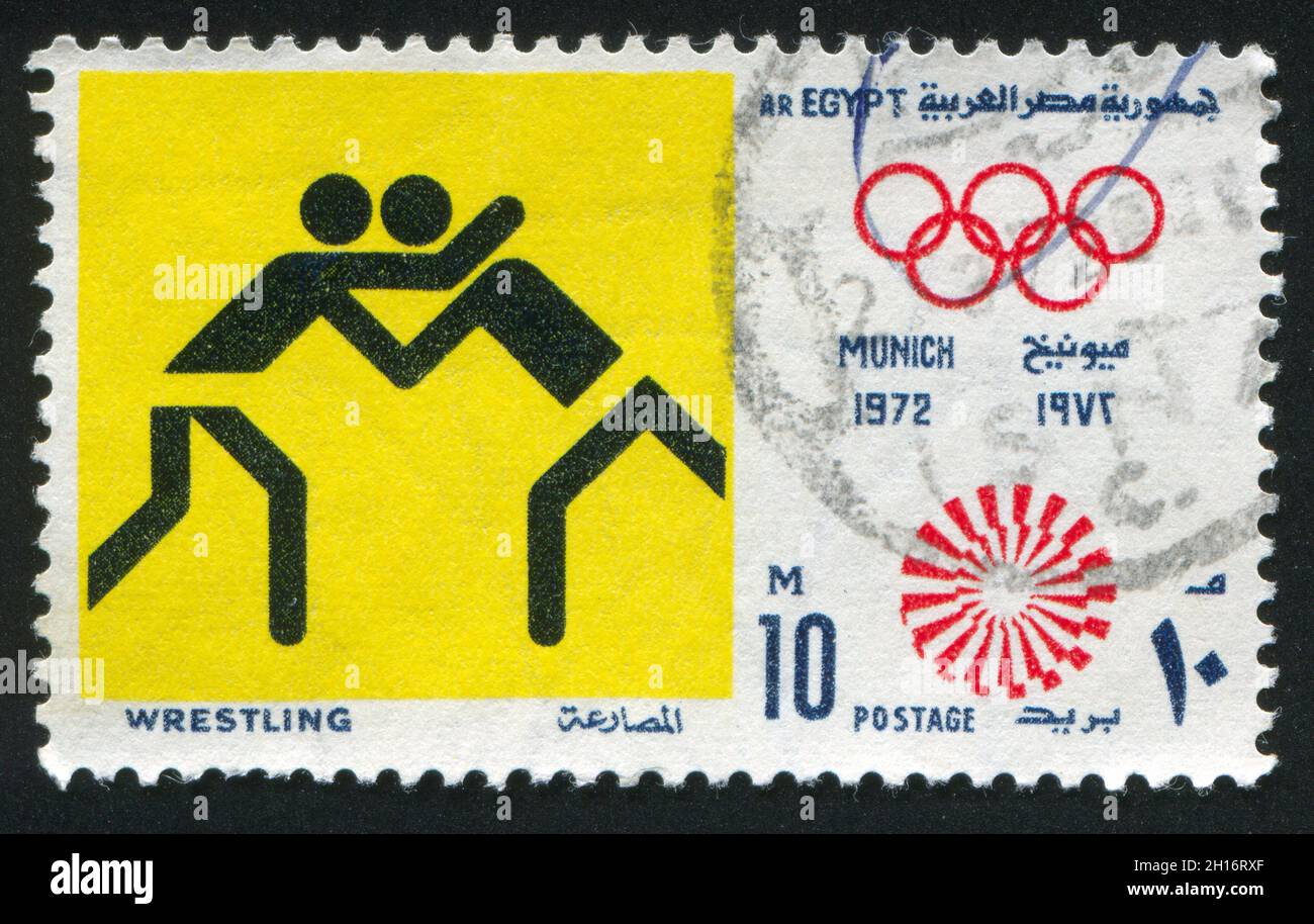 ÉGYPTE - VERS 1972 : timbre imprimé par l'Égypte, montre Wrestling, emblème olympique, vers 1972 Banque D'Images