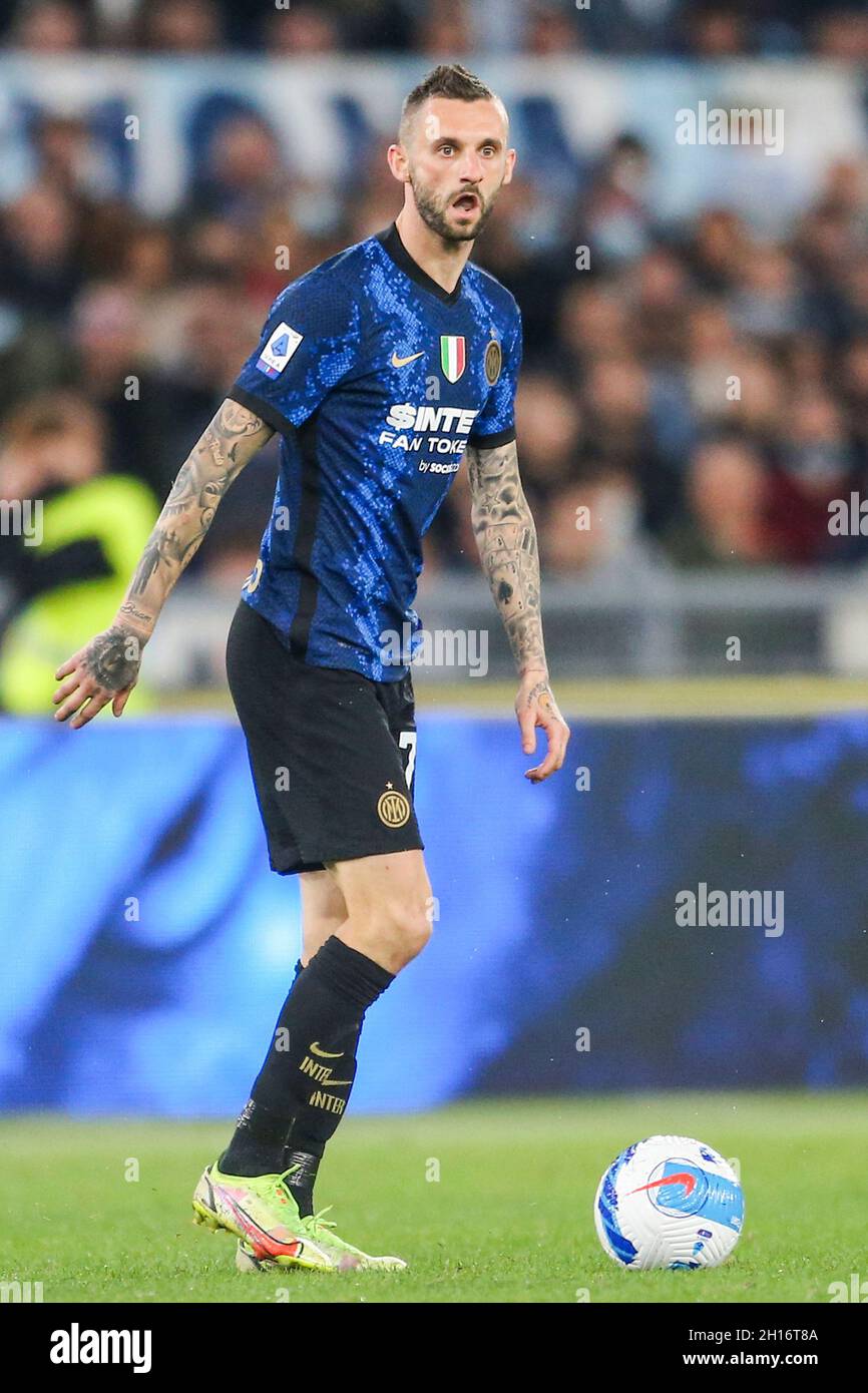 InterÕs milieu de terrain croate Marcelo Brozovic contrôle le ballon lors du match de football de la série A entre SS Lazio et Inter au stade Olimpico Roma, centre de l'Italie, le 16 octobre 2021. Banque D'Images