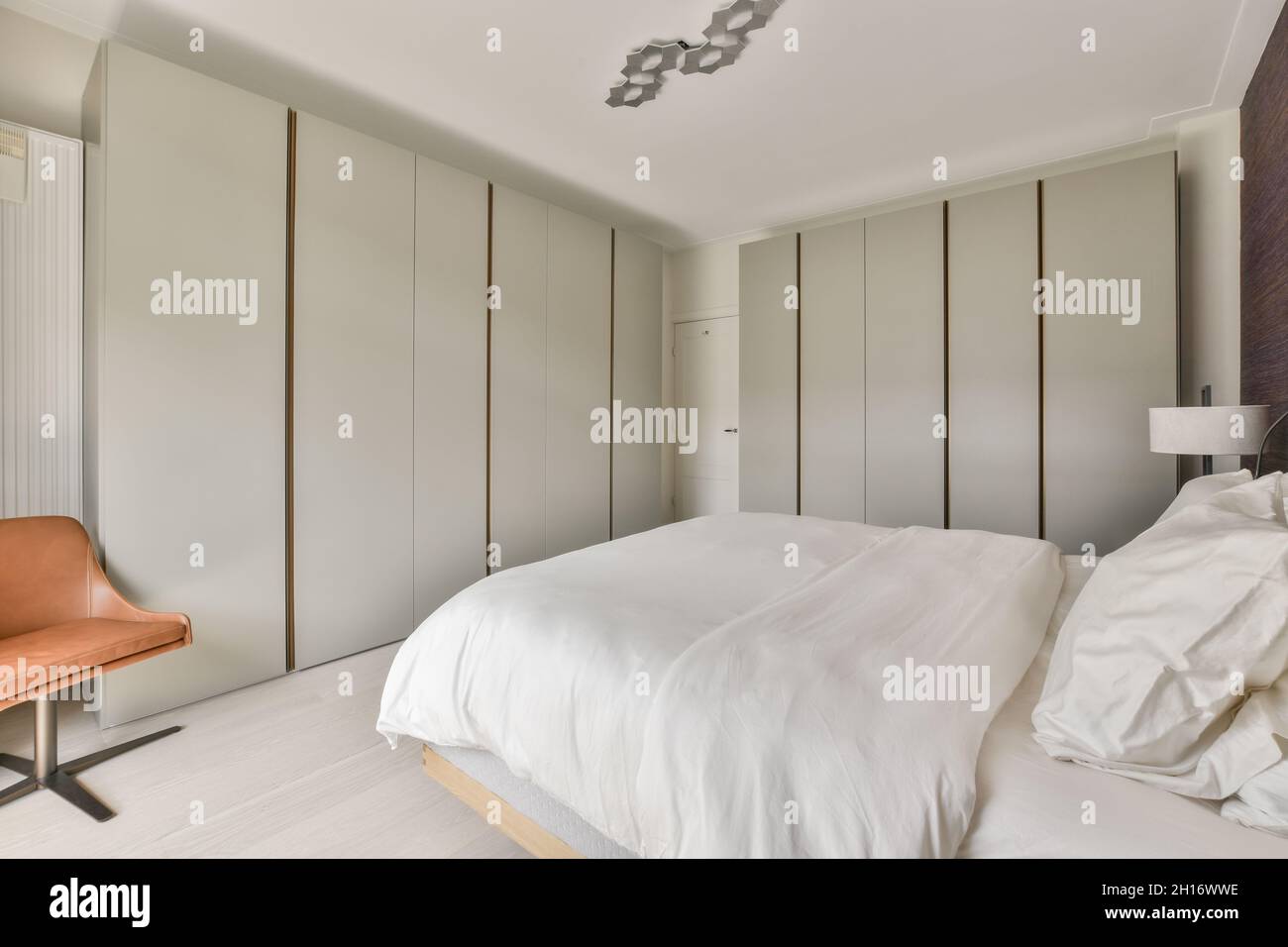 Lit confortable et placard de style minimaliste situé dans une chambre  moderne Photo Stock - Alamy