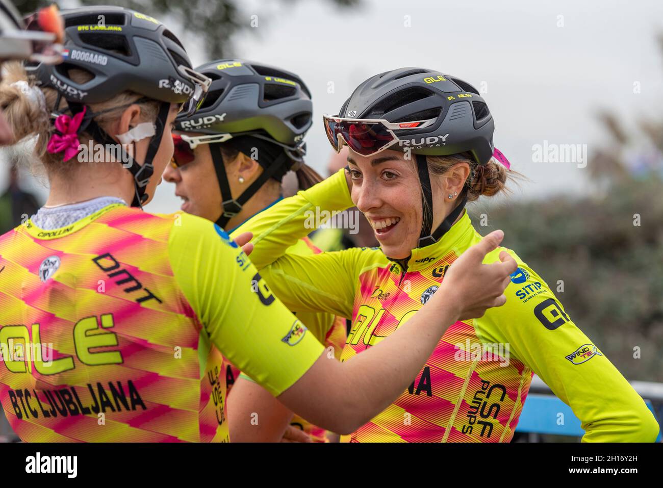 Sophie Wright et les pilotes de l'équipe Ale BTC Ljubljana se préparant à la course de cycle AJ Bell pour femmes Tour phase quatre, à partir de Shoeburyness, Essex Banque D'Images