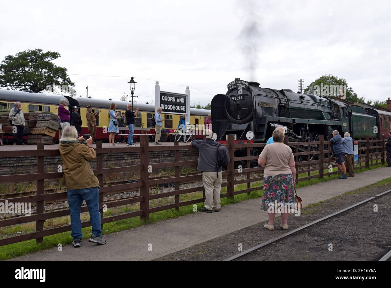 Les fervents qui photographient la locomotive à vapeur 9F 92214 de l'ex British Railways à la gare de Quorn & Woodhouse, sur le Great Central Heritage Railway, Royaume-Uni Banque D'Images