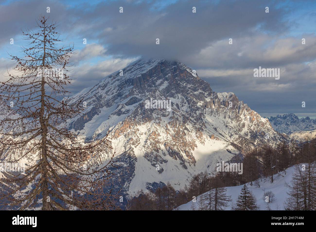 Impressionnant paysage d'hiver du mont Antelao avec le sommet couvert de nuages Banque D'Images