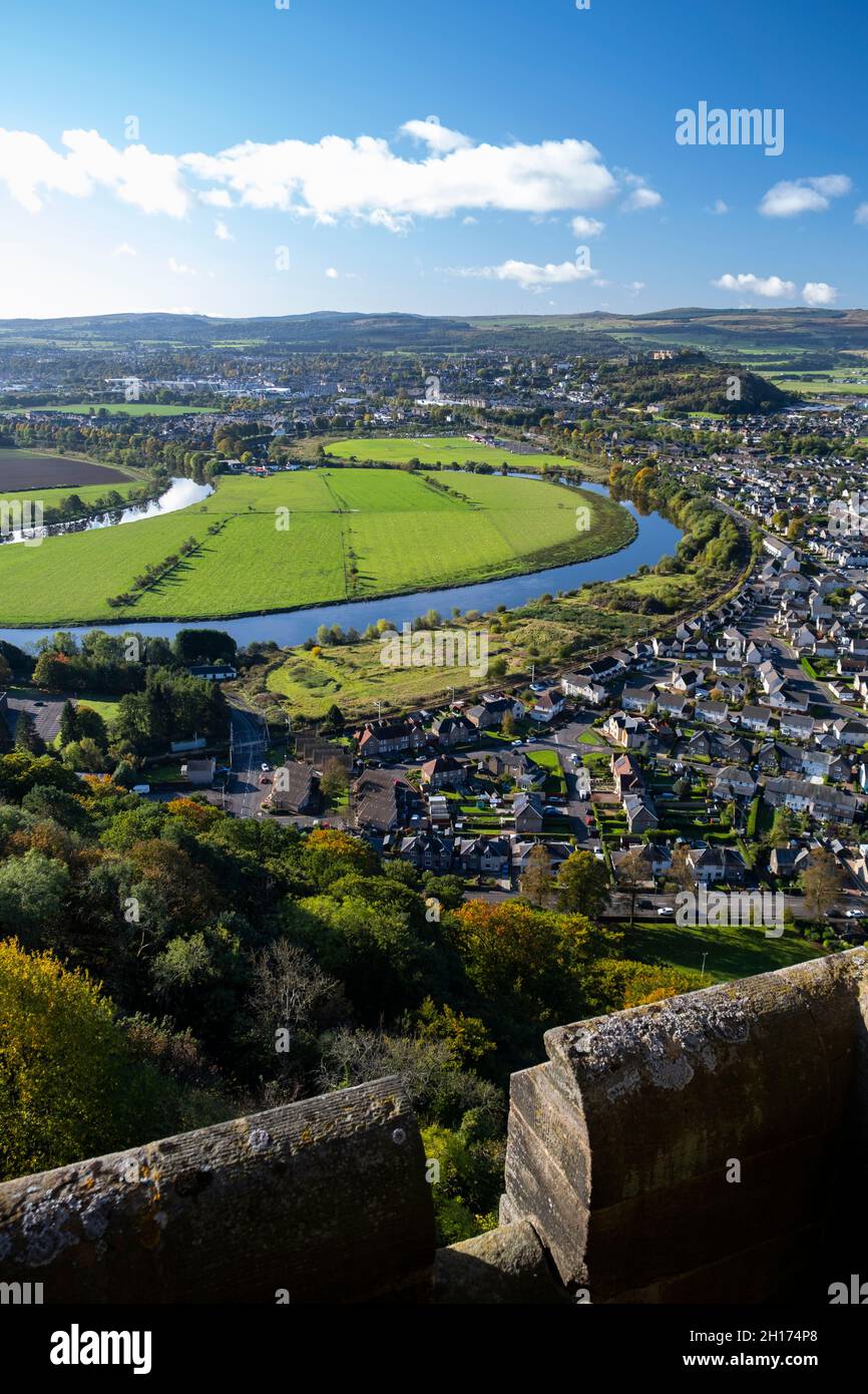 Vue de l'automne depuis le Monument Wallace et vue sur la rivière sinueuse jusqu'à Stirling et le château de Stirling Banque D'Images