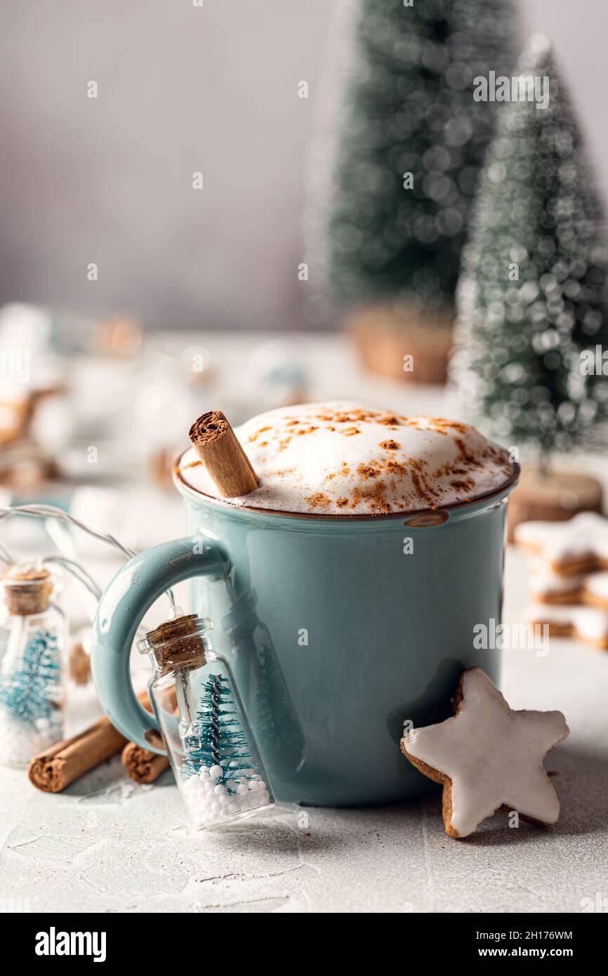 Tasse de chocolat chaud et biscuits aux étoiles de pain d'épice Banque D'Images