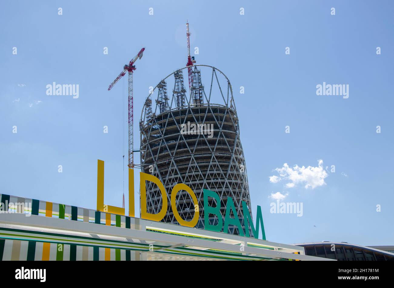 Vue sur le Lido BAM, parc situé entre la Piazza Gae Aulenti et le quartier Isola.Centre-ville et gratte-ciel, tour UnipolSai.Milan.Italie Banque D'Images