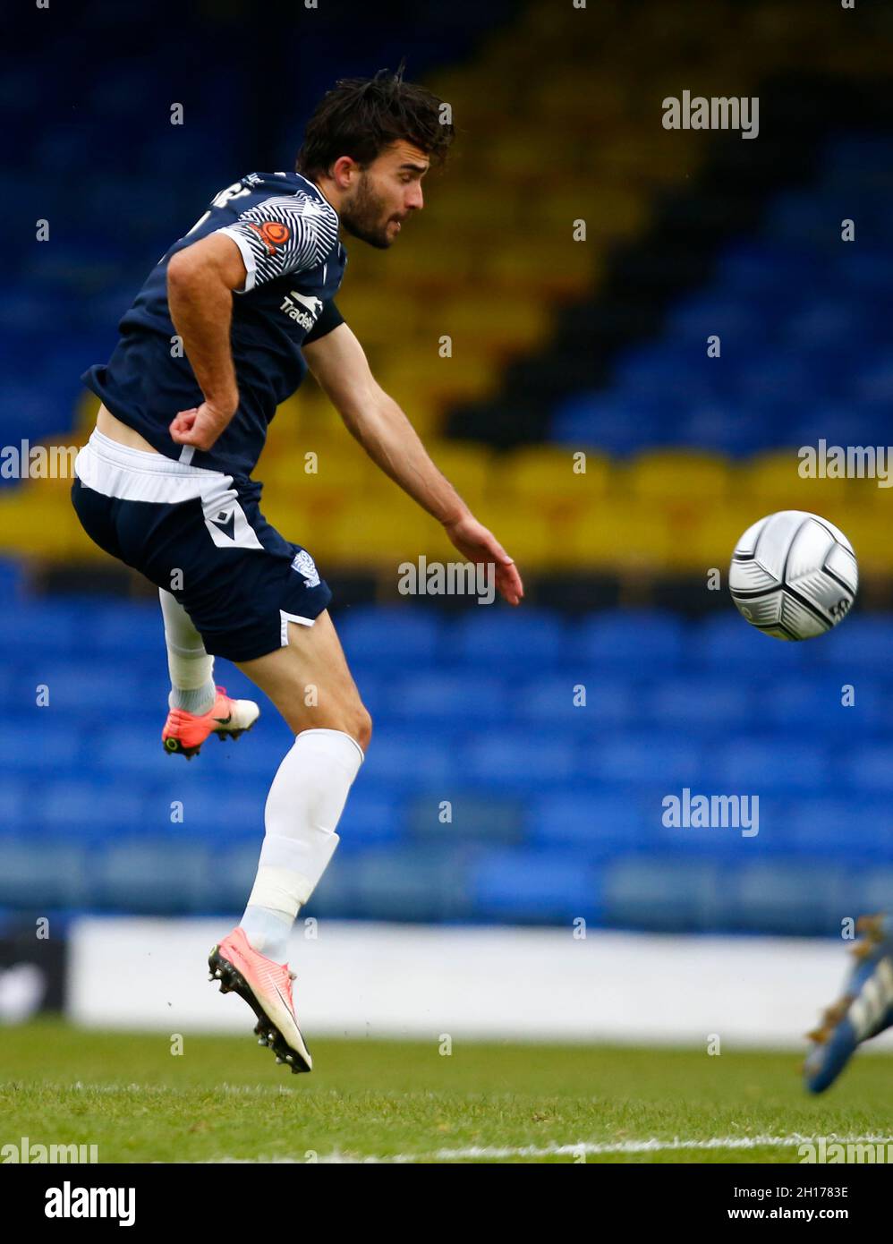 SOUTHEND, ANGLETERRE - OCTOBRE 16 : Jack Bridge of Southend United lors de la quatrième ronde de qualification de la coupe FA entre Southend United et Chertsey Town à RO Banque D'Images