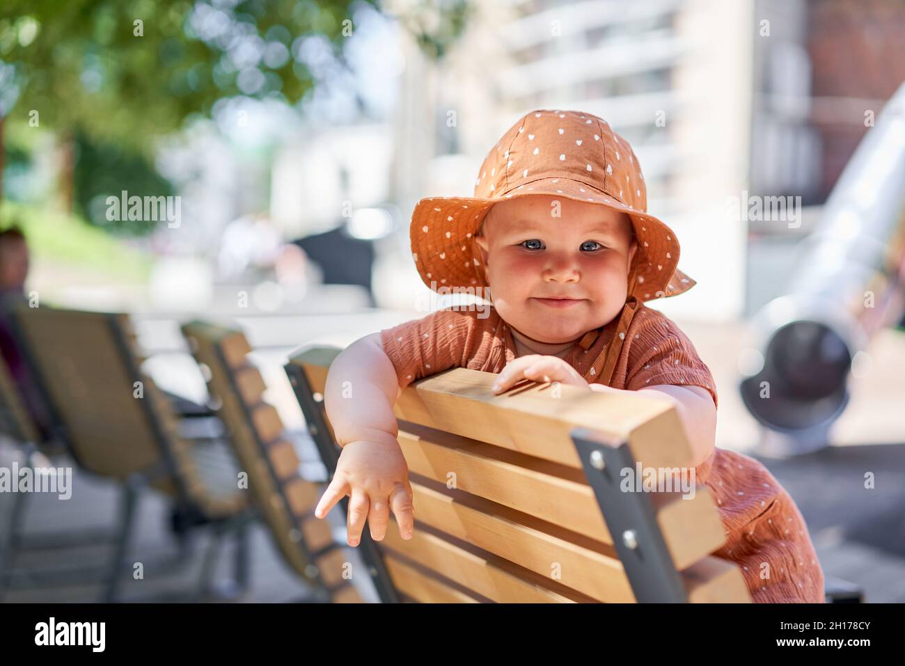 Portraits d'une adorable petite fille de 10 mois.Marche sur l'aire de jeux, par une belle journée d'été. Banque D'Images