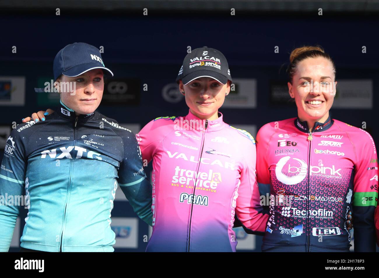 Podium, KOOL Charlotte de NXTG Racing 2ème place, CONSONNI Chiara de Valcar - Voyage et Service, 1ère place, ZANARDI Silvia de Beencre 3ème place pendant le Grand Prix des femmes du Morbihan 2021, Cyclisme du 16 octobre 2021 à Grand-champ, France - photo Laurent Lairys / DPPI Banque D'Images