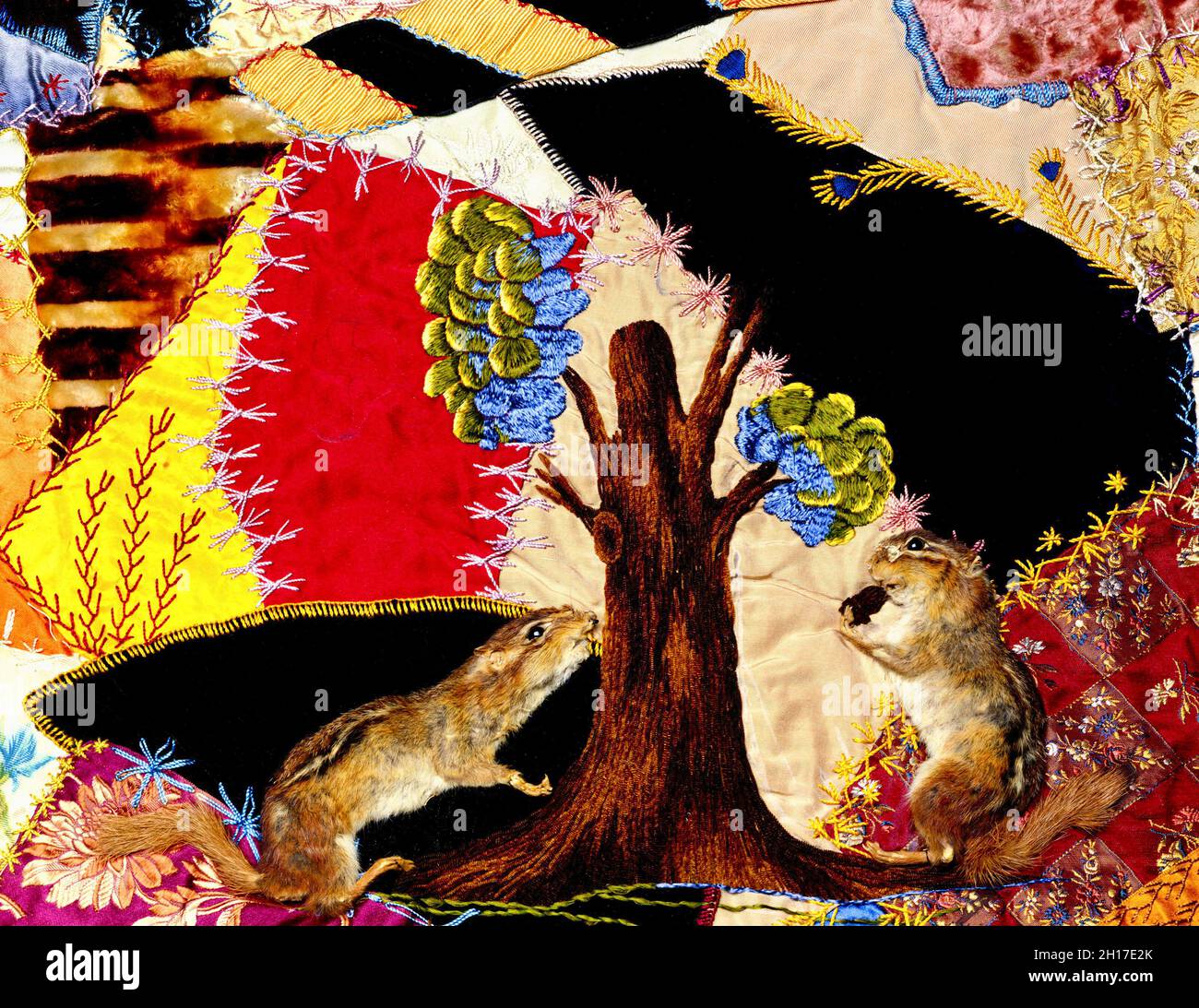 American Quilting Art - Chipmunk and Bird Crazy Quilt - Mme David McWilliams - 1882 Banque D'Images