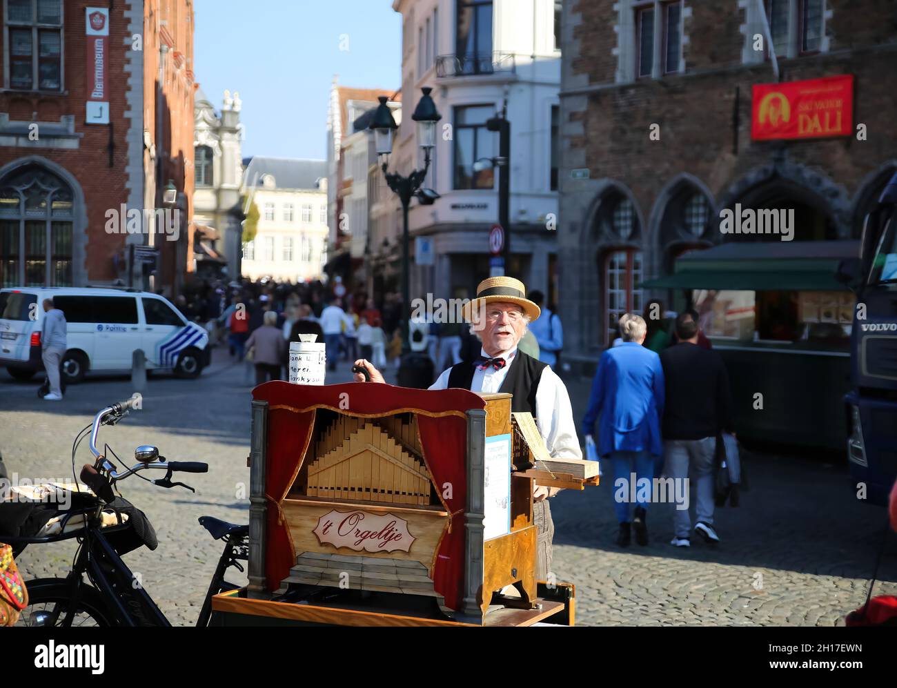 Brugge, Belgique - octobre 9.2021: Vue sur l'orgue de hurdy-gurdy ancien homme interprète sur la place du marché belge (accent sur l'orgue) Banque D'Images