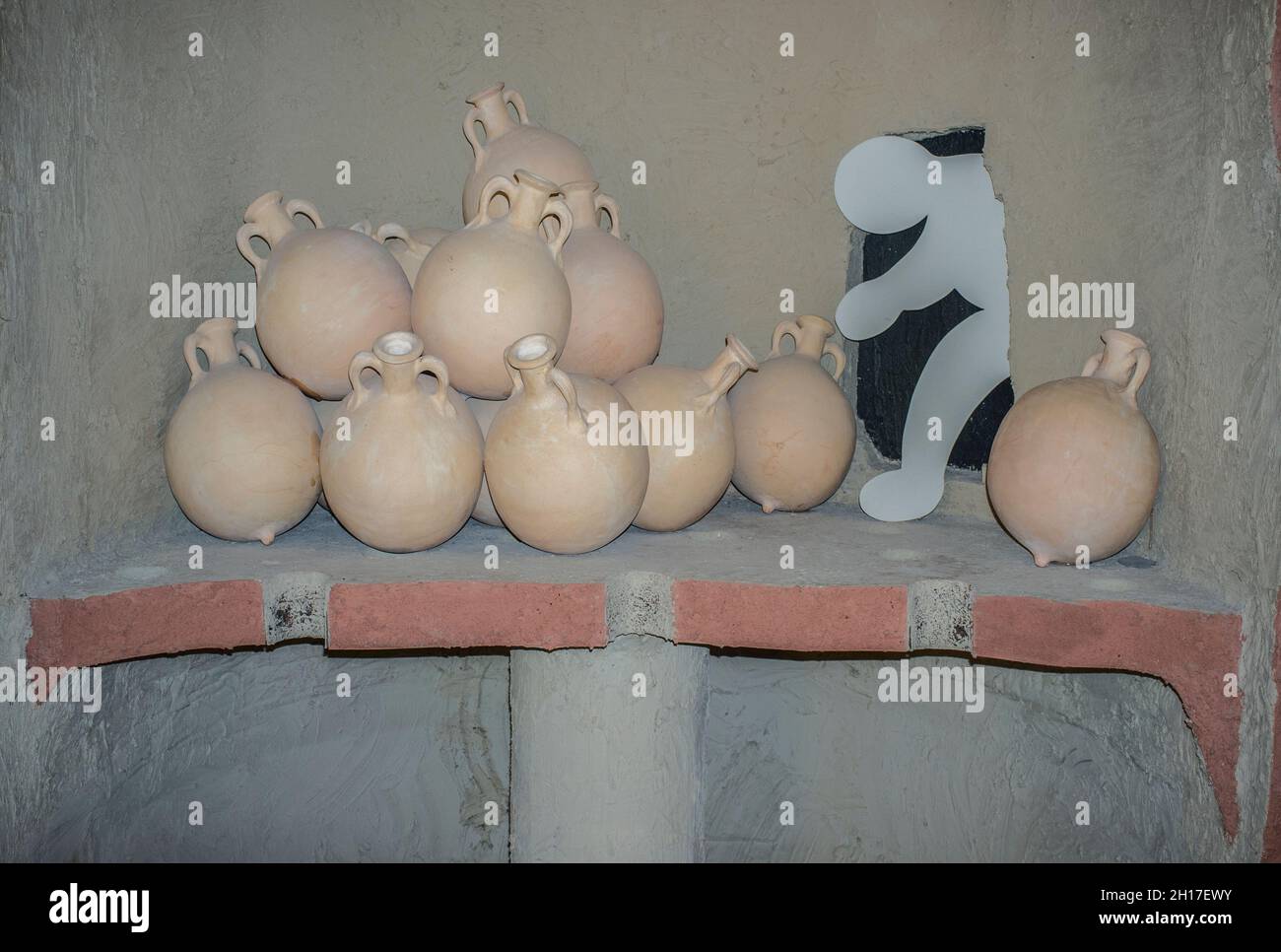 Ecija, Espagne - 21 avril 2019 : four Olearia amphorae intérieur ou four.Musée d'Histoire d'Ecija Banque D'Images