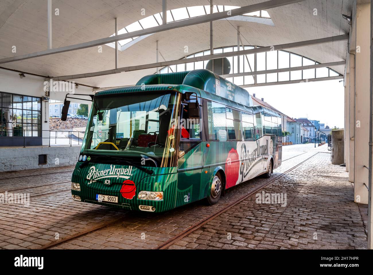 Pilsen, République Tchèque, 10-03-2021: Bus de visiteurs de la brasserie Pilsner Urquell à la cour Pilsen Plzen, République Tchèque Banque D'Images