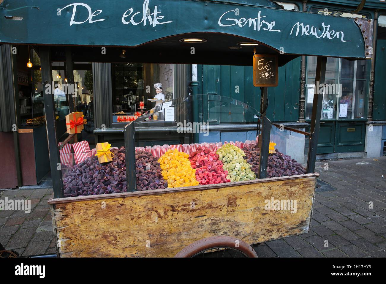 Gand, Belgique - octobre 9.2021: Gros plan d'un chariot en bois vintage à l'avant du magasin avec un casézen de cuberdon de gentse typique coloré (gros plan sur le chariot) Banque D'Images