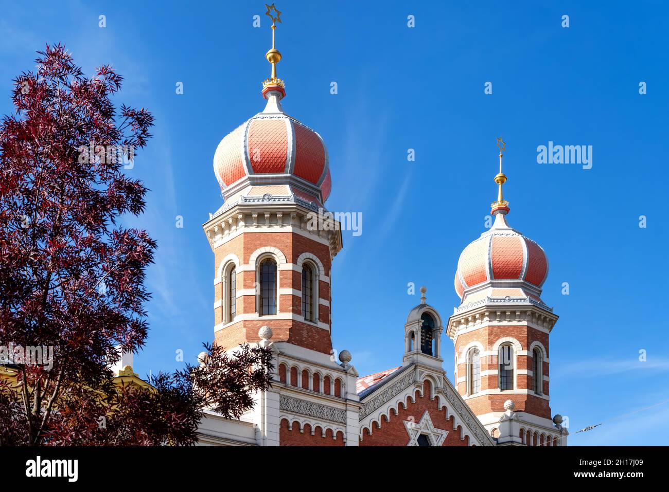 Tours de la Grande synagogue contre le ciel bleu, plzen, république tchèque Banque D'Images