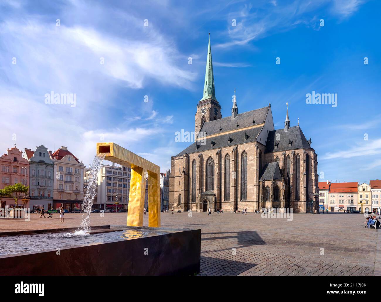 Place du marché à Pilsen avec cathédrale et fontaine, république tchèque.Altstadt von Pilsen, Tschechien Banque D'Images
