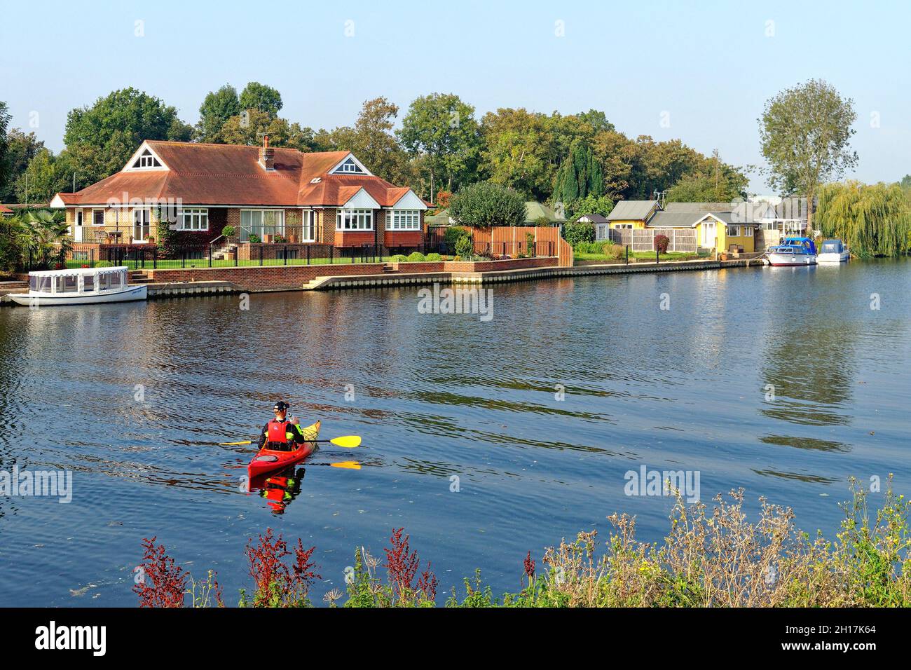 Un canoéiste sur la Tamise à Laleham lors d'une journée ensoleillée au début de l'automne, Surrey, Angleterre, Royaume-Uni Banque D'Images