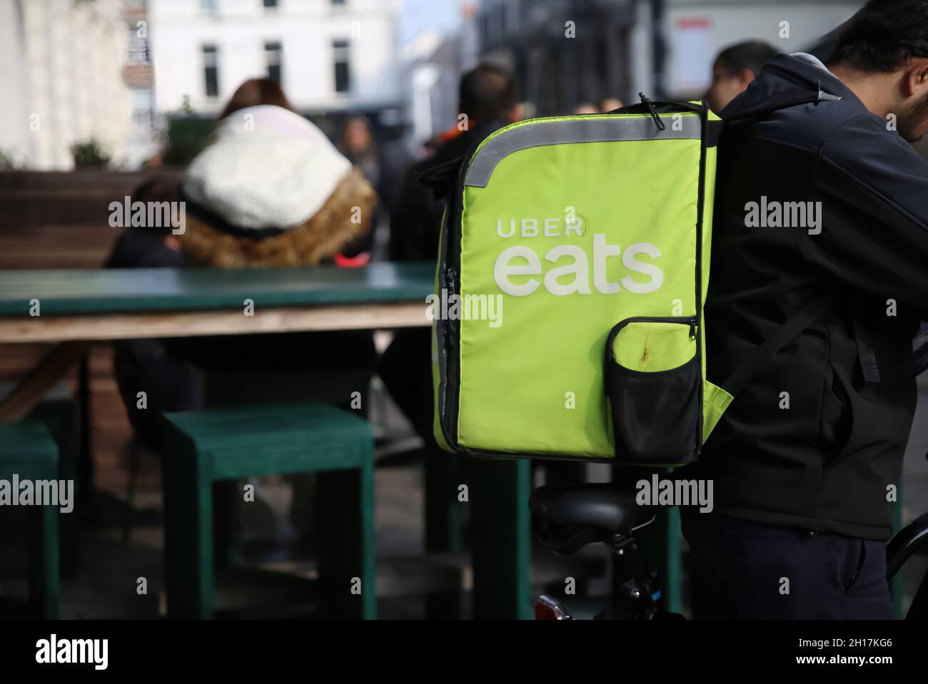 Gand, Belgique - octobre 9.2021: Gros plan de uber Eats personne de service de livraison de la nourriture sur le vélo avec le sac vert à dos dans le centre-ville (se concentrer sur l'avant de Banque D'Images