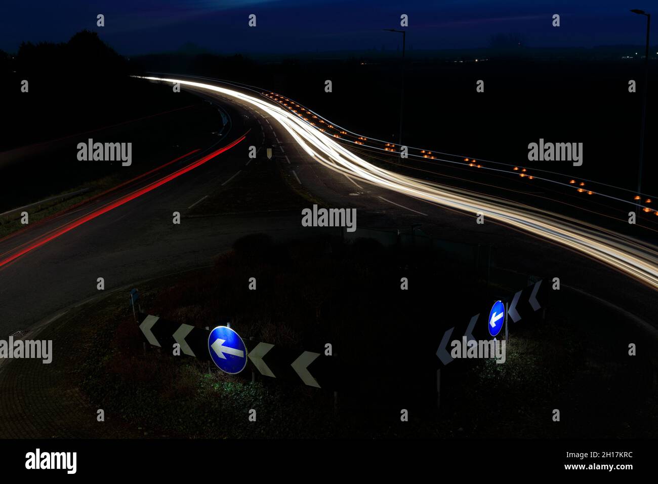 Les sentiers de voiture de nuit à un rond-point, Peterborough City, Cambridgeshire, Angleterre; Royaume-Uni Banque D'Images