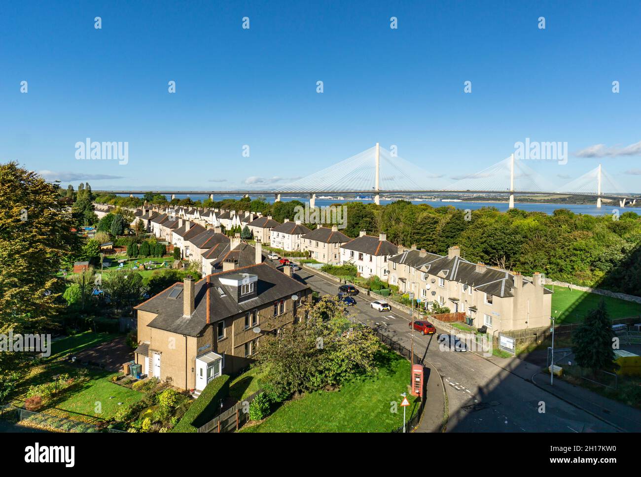 Queensferry Crossing sur le Firth of Forth à l'ouest d'Édimbourg reliant le sud et le nord de Queensferry en Écosse, au Royaume-Uni, vu depuis le Forth Road Bridge Banque D'Images