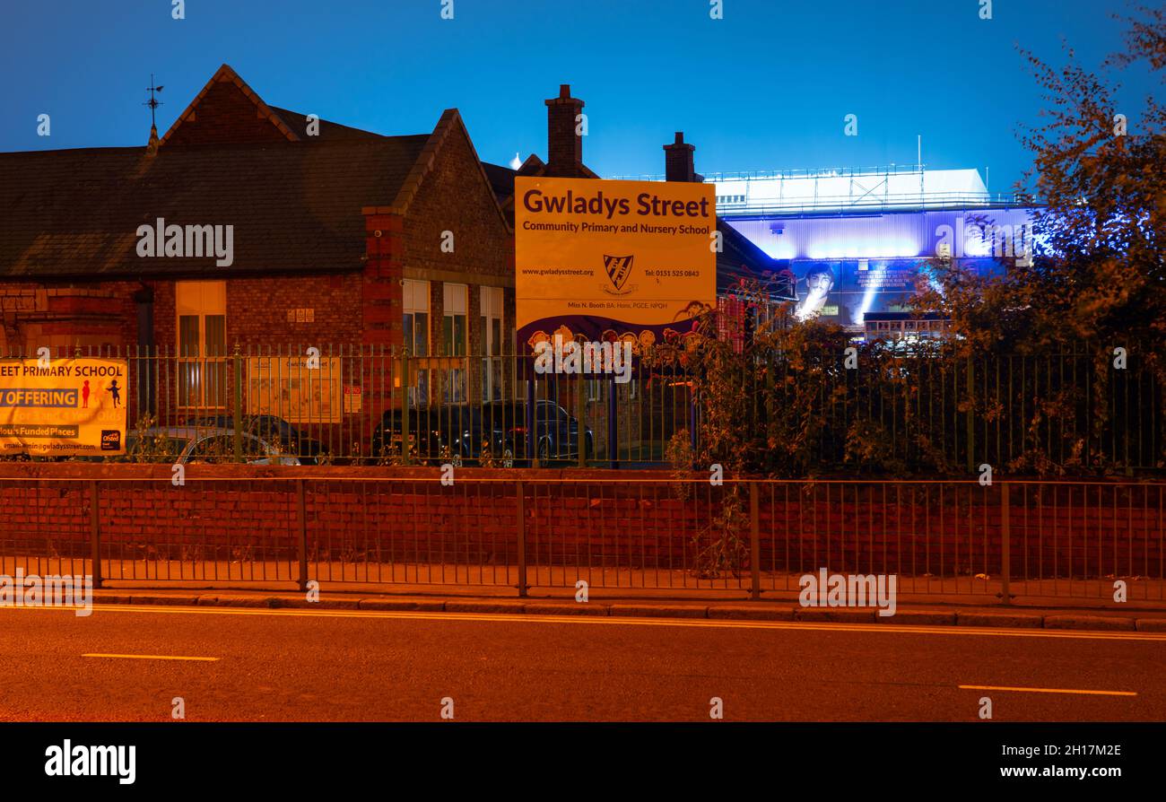 Gwladys Street Primary and nursery School, Walton, Liverpool 4.Prise en septembre 2021, avec Everton football Ground en arrière-plan. Banque D'Images