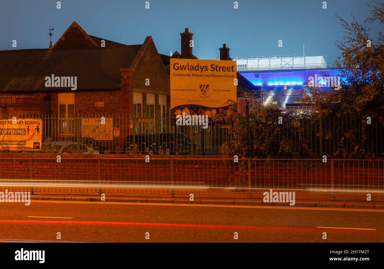 Gwladys Street Primary and nursery School, Walton, Liverpool 4.Prise en septembre 2021, avec Everton football Ground en arrière-plan. Banque D'Images