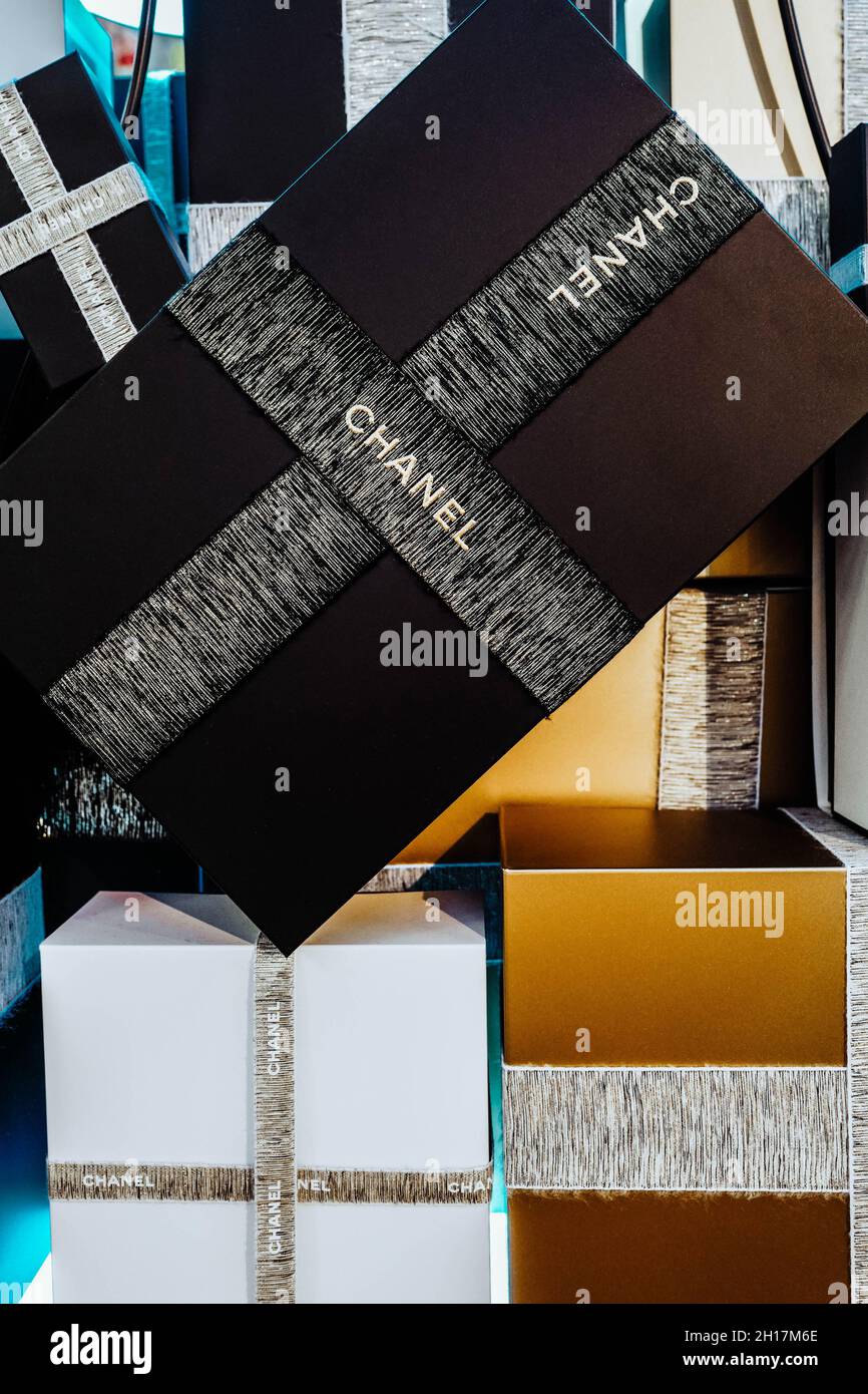 Chanel box Banque de photographies et d'images à haute résolution - Alamy