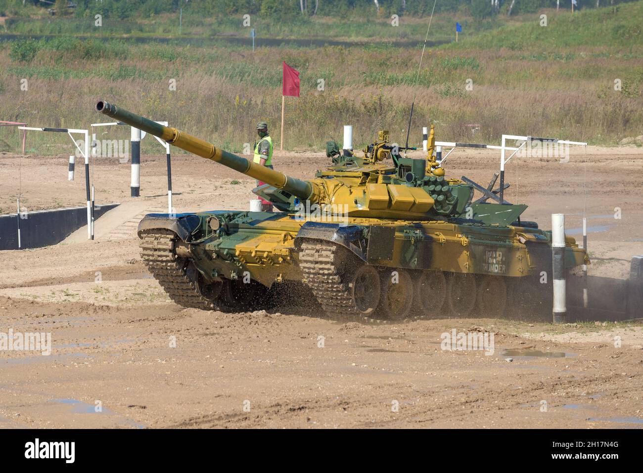 RÉGION DE MOSCOU, RUSSIE - 25 AOÛT 2020 : char T-72B3 de l'équipe du Kazakhstan sur la piste de biathlon.Jeux internationaux de l'armée à Alabino.Park Patr Banque D'Images