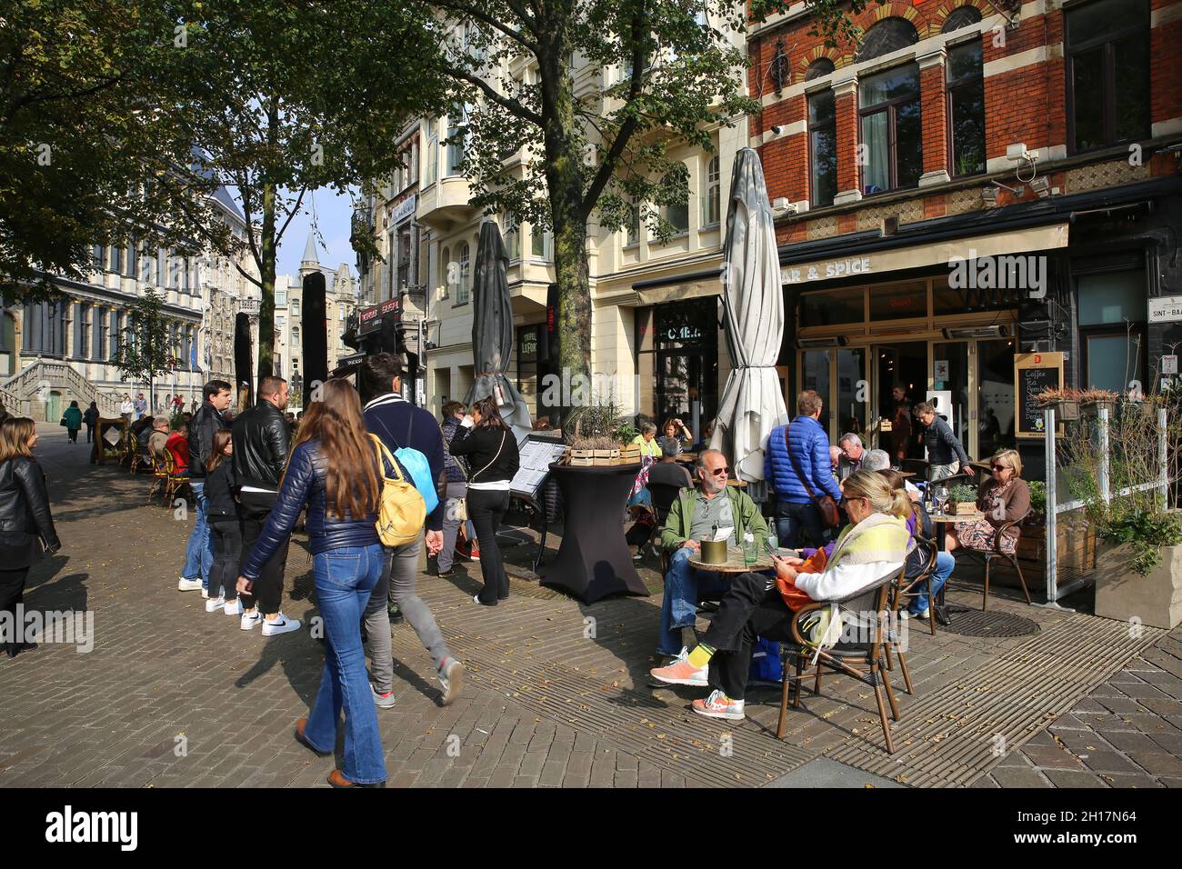 Gand, Belgique - octobre 9.2021: Vue sur la place du marché avec les personnes assises à l'extérieur du café restaurant le jour ensoleillé Banque D'Images