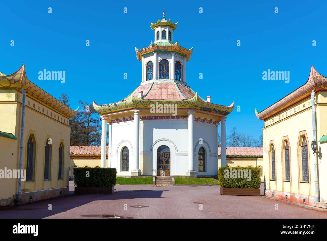 Vue sur l'ancien pavillon de l'observatoire dans le 'Village chinois' le jour ensoleillé de mai.Alexander Park de Tsarskoe Selo.Pouchkine, Russie Banque D'Images Vue sur l'ancien pavillon de l'observatoire dans le 'Village chinois' le jour ensoleillé de mai.Alexander Park de Tsarskoe Selo.Pouchkine, Russie Banque D'Images