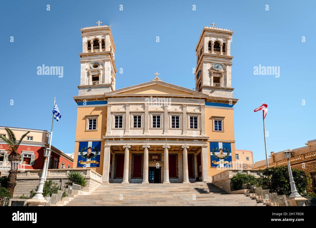 Vue sur la cathédrale orthodoxe de Saint-Nicolas, dans le quartier de Vaporia d'Ermoupolis, la capitale de l'île de Syros, dans les Cyclades, en Grèce. Banque D'Images
