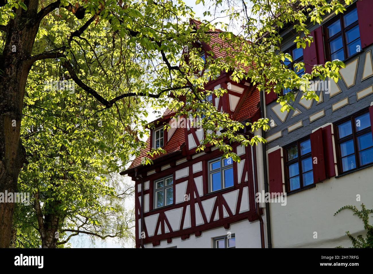 Une belle maison à pans de bois lors d'une journée ensoleillée de printemps dans la ville allemande d'Ulm (Allemagne) Banque D'Images