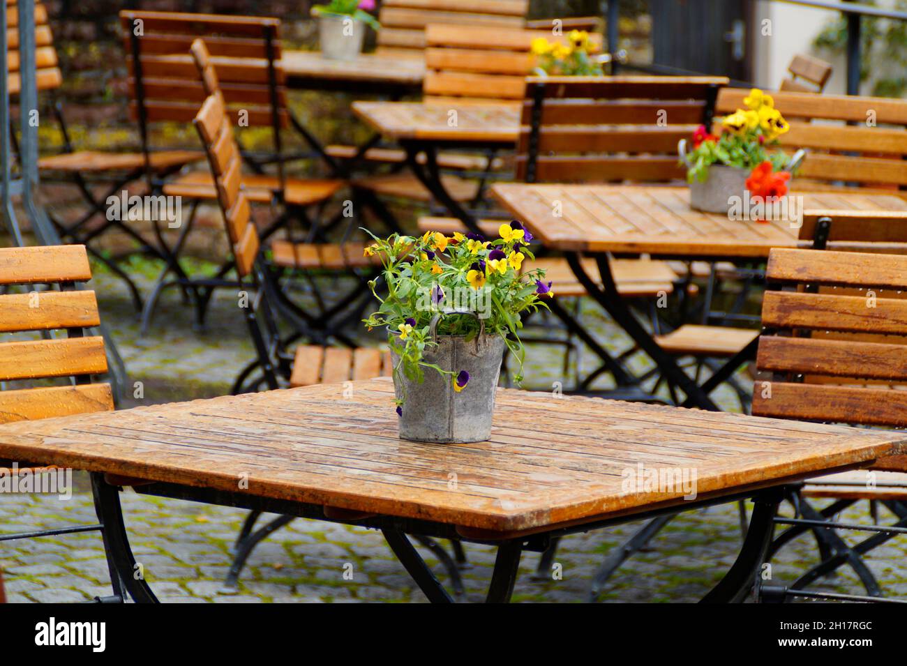 Un café de rue dans la ville allemande d'Ulm un jour de printemps pluvieux (Allemagne) Banque D'Images
