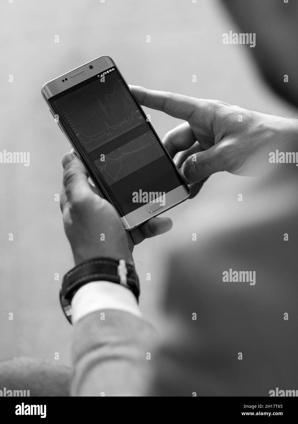 Close up of businessman using mobile smart phone. Banque D'Images