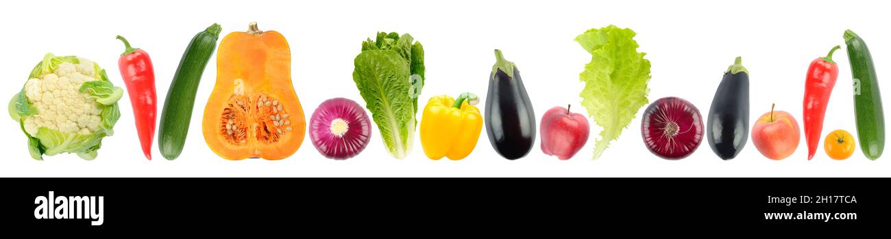 Légumes et fruits savoureux en rangée isolés sur fond blanc. Banque D'Images