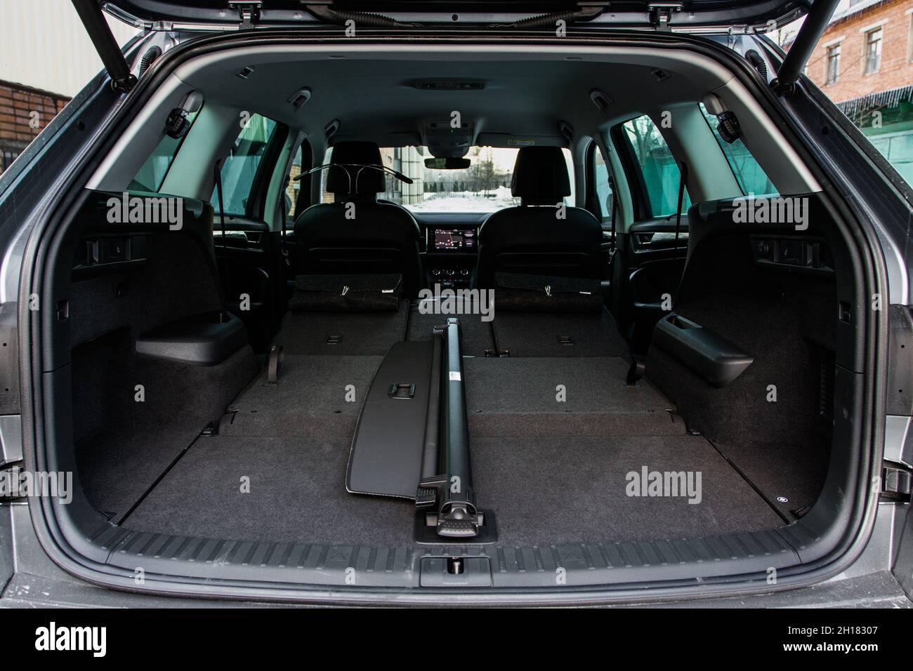 Coffre de voiture immense, propre et vide à l'intérieur d'un vus compact moderne.Vue arrière d'un vus avec coffre ouvert.Intérieur du coffre. Banque D'Images