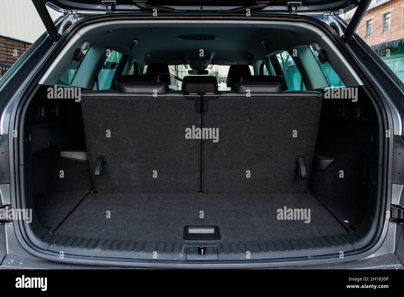 Coffre de voiture immense, propre et vide à l'intérieur d'un vus compact moderne.Vue arrière d'un vus avec coffre ouvert.Intérieur du coffre. Banque D'Images