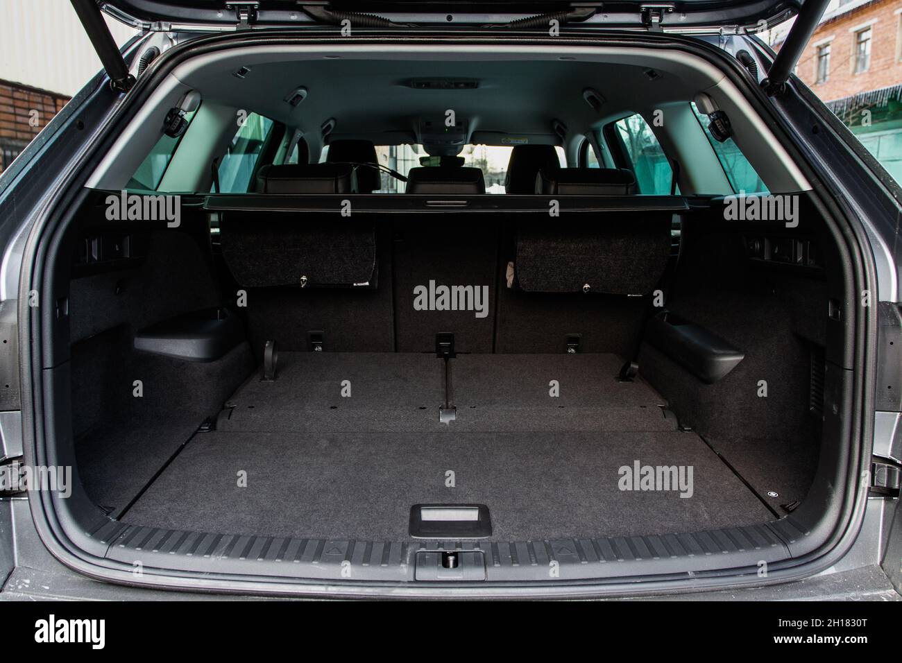 Coffre de voiture immense, propre et vide à l'intérieur d'un vus compact moderne.Vue arrière d'un vus avec coffre ouvert.Intérieur du coffre. Banque D'Images