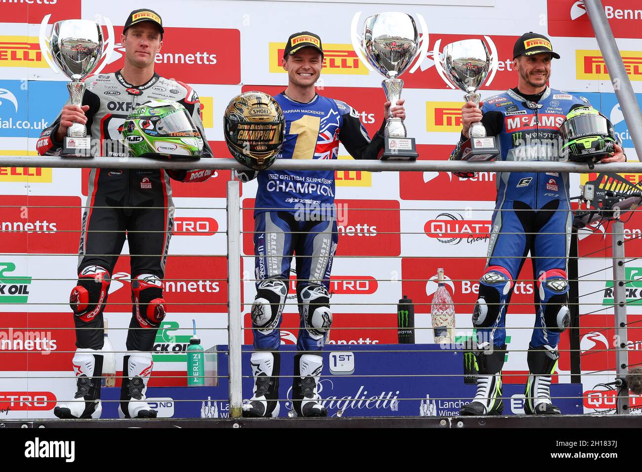 Brands Hatch, Royaume-Uni.17 octobre 2021.Course 2 Podium au cours de la série 11 de l'affiche supérieure triple Bennetts British Superbike (BSB) 2021 à Brands Hatch, Longfield, Angleterre le 16-17 octobre 2021.Photo de Ian Hopgood.Crédit : Prime Media Images/Alamy Live News Banque D'Images