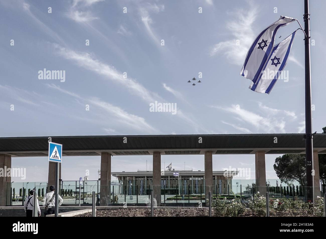 Jérusalem, Israël.17 octobre 2021.Le commandant de la Force aérienne israélienne, le général Amikam Norkin, dirige un survol honorifique de la Knesset, le Parlement israélien, pilotant un F-15 Baz, suivi d'un F-35 IAF 'Adir' et flanqué de deux Eurofighters 'Eagle Star', dont l'un est piloté par le commandant allemand de la Luftwaffe, le général Ingo Gerhartz.L'exercice international du drapeau bleu 2021, considéré comme l'exercice aérien le plus important et le plus avancé en Israël, a lieu avec la participation des forces aériennes d'Israël, d'Allemagne, d'Italie, de Grande-Bretagne, de France,Inde, Grèce et États-Unis.Crédit: NIR Banque D'Images
