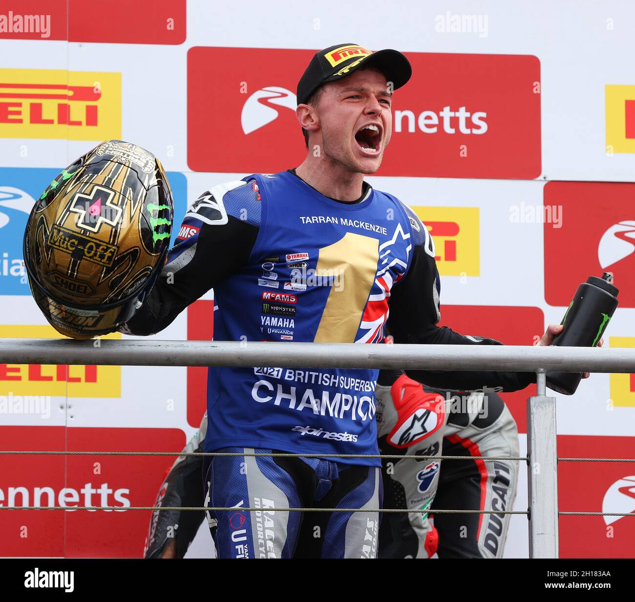 Brands Hatch, Royaume-Uni.17 octobre 2021.Tarran Mackenzie McAMS Yamaha célèbre le 2021 octobre 16-17 2021, lors de la manche 11 du Triple Header Bennetts British Superbike (BSB) 2021 de Brands Hatch, Longfield, Angleterre.Photo de Ian Hopgood.Crédit : Prime Media Images/Alamy Live News Banque D'Images